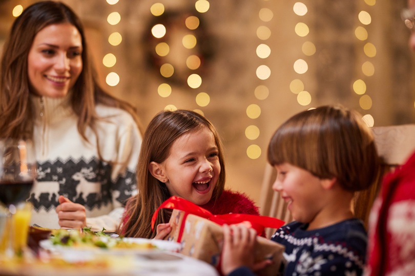 Welcome to the holiday season. This is prime time for showing off your kids’ manners (or lack thereof). Here are a few savvy suggestions on how to enforce some civility and encourage polite kids at your next family fete:

savvymom.ca/article/how-to…