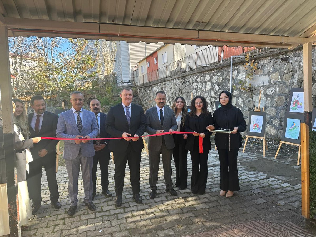 Kaymakamımız Sn. Onur YILMAZER, İlçe Belediye Başkanı Sn. Vahdettin BARLAK, Cumhuriyet Savcısı Sn. Hakkı MAVİŞ, İlçe Protokolü ve halkımızın katılımıyla, geleceğimizin teminatı olan çocuklarımızı yetiştiren değerli öğretmenlerimizin anlamlı günü olan 24 Kasım Öğretmenler Günü