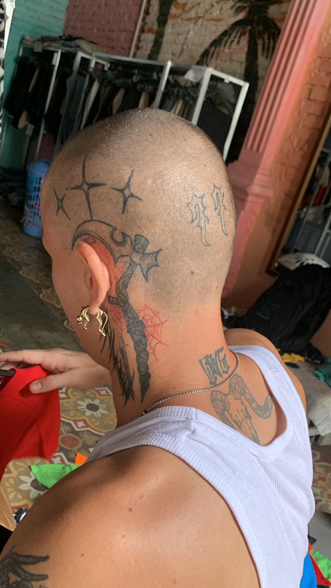 yo: q incómodo cuando hay humedad y el pelo se eriza 🥺
mi compañero : si eh? 
yo /////////// él: