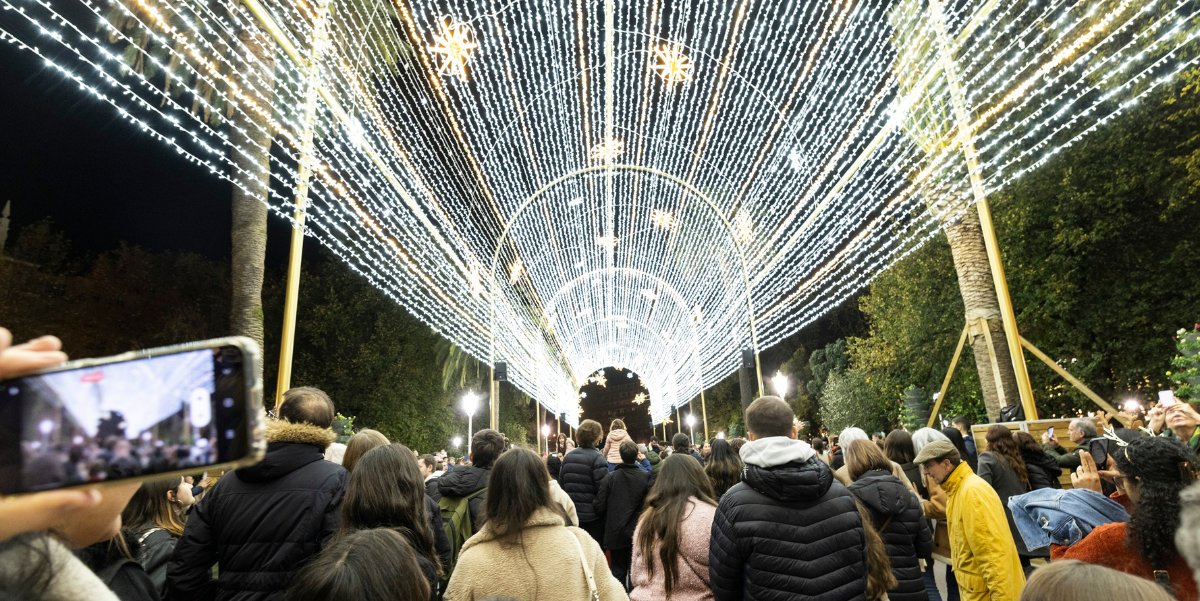 ¿Vas a visitar Bilbao esta Navidad?🎄 
Aquí tienes lo que de verdad necesitas: horarios, mercadillos, rutas y trucos para no perder tiempo ni paciencia. Guárdate este hilo 👇