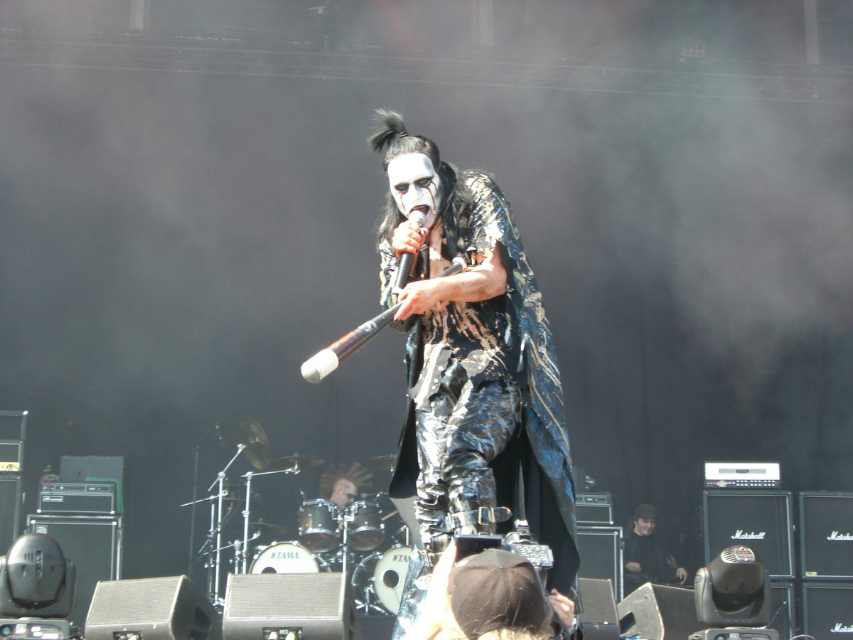 This guy right here! <a href="/realLizzyborden/">Lizzy Borden (Official)</a>