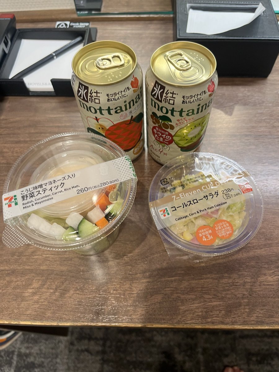 ReoNa_ASCA_go's tweet image. ホテルに戻って二次会🍺
買った物と頂いた物整理します✨