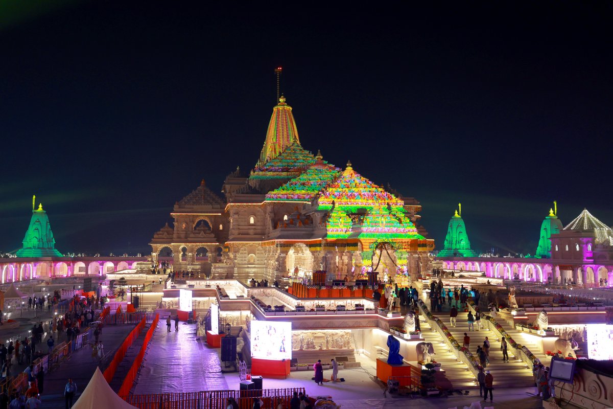 myogiadityanath's tweet image. सनातन संस्कृति के पुनर्जागरण का अभिनव प्रतीक श्री अयोध्या धाम कल आत्मिक ऊर्जा से ओत-प्रोत वातावरण में पुन: दिव्य क्षण का साक्षी बनने जा रहा है।

500 वर्षों के धैर्य एवं अनगिनत त्याग व तपस्या के पश्चात श्री राम जन्मभूमि मंदिर पूर्णता को प्राप्त होने जा रहा है। आदरणीय प्रधानमंत्री…