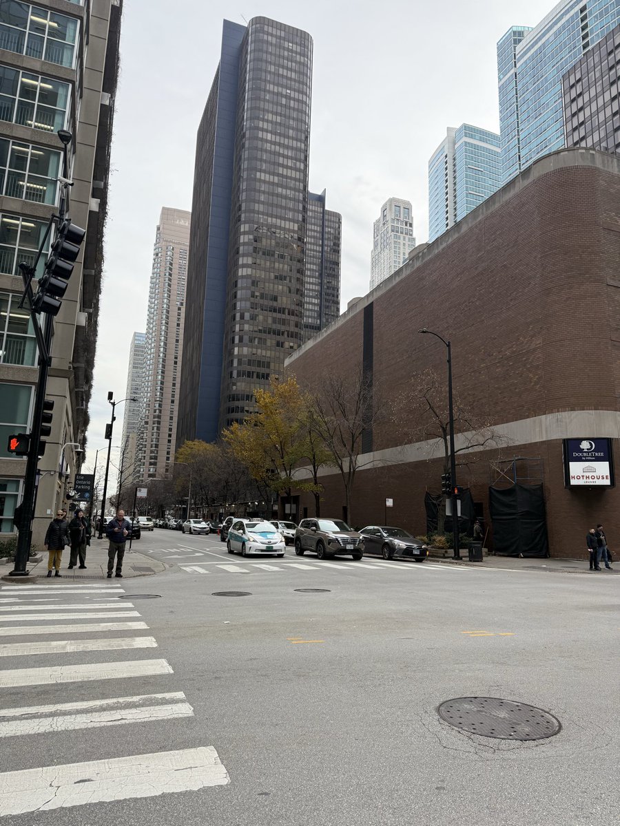 oskarconk16's tweet image. Qué bonito es pasear por las calles de Chicago. También hoy voy con el  #PoderosoMiCansancio, he caminado mucho. Les mando saludos, caballeros en cabina y a la banda, buen inicio de semana!