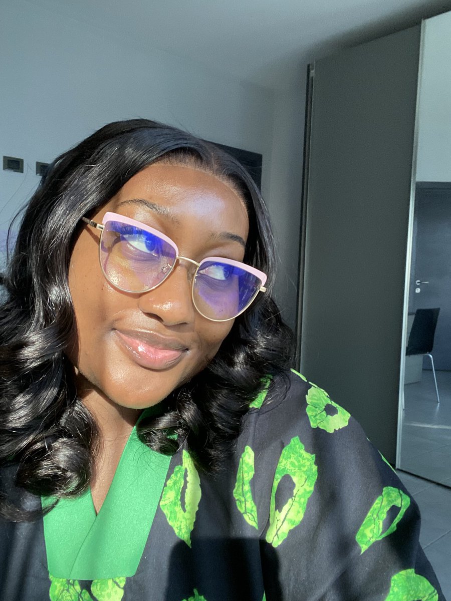 joanna_bepeh's tweet image. Monday afternoon glow 

This is the face of a hardworking woman destined for success. Money is truly the best skincare