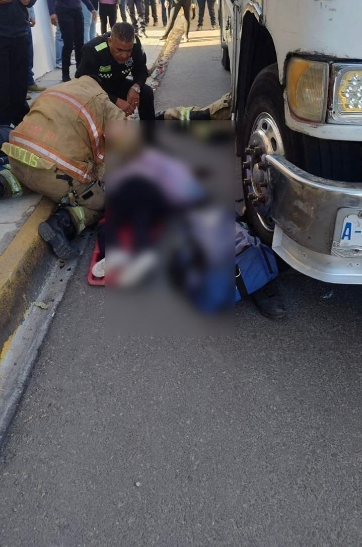 saravalr's tweet image. Esta mañana un camión de ruta impactó a una motocicleta en Fray Diego de la Cadena. Un adulto y una menor quedaron bajo la unidad y fueron rescatados por Bomberos. Ella presentó posible fractura de cadera y él lesión en una pierna. Ambos fueron trasladados al Hospital 450.
#DMPC