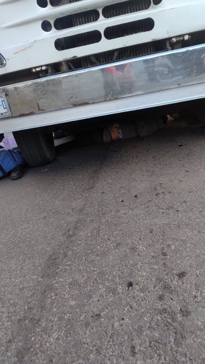 saravalr's tweet image. Esta mañana un camión de ruta impactó a una motocicleta en Fray Diego de la Cadena. Un adulto y una menor quedaron bajo la unidad y fueron rescatados por Bomberos. Ella presentó posible fractura de cadera y él lesión en una pierna. Ambos fueron trasladados al Hospital 450.
#DMPC