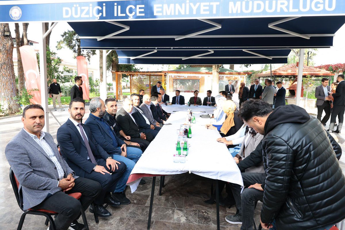 deryayanikashb's tweet image. 📍 Düziçi İlçe Emniyet Müdürlüğü

Emniyet Müdürü Vekilimiz Sn. Mehmet Bademkıran’ı ziyaret ederek, Emniyet Teşkilatımızda görev yapan personelimizin çalışmaları ile ilçemizin asayiş ve güvenlik gündemine dair bilgi aldık.

Nazik misafirperverlikleri için teşekkür ediyor, tüm…
