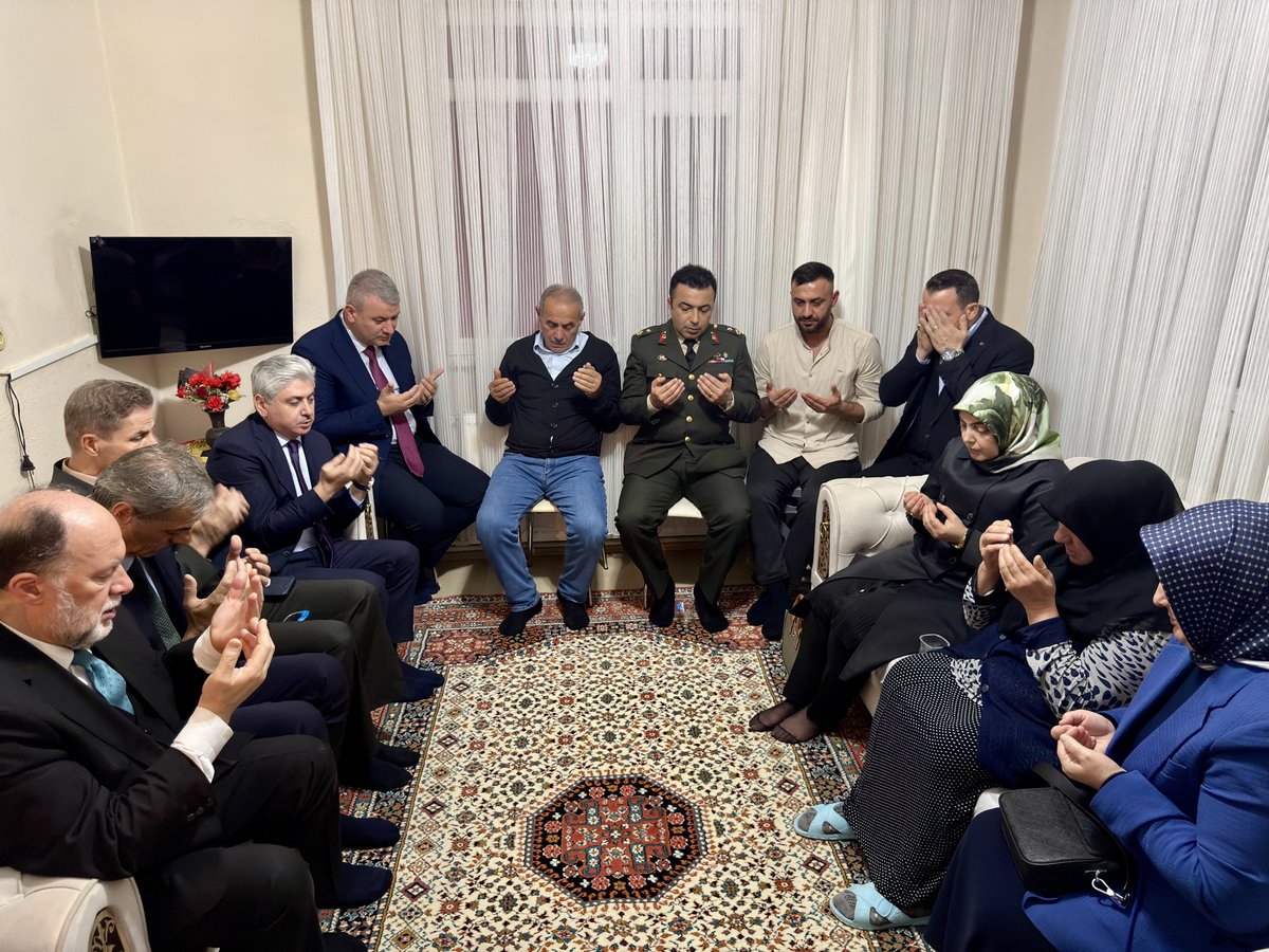 Valimiz Sayın Rahmi Doğan, Eşi Gülden Gülüzar Doğan Hanımefendi ve il protokolü ile birlikte, Gürcistan’da askeri uçağın düşmesi sonucu şehit olan Hv. Uçk. Bkm. Asb. Bçvş. Akın Karakuş'un Serdivan’daki baba ocağını ziyaret ederek ailesine taziyelerini iletti, devletimizin her