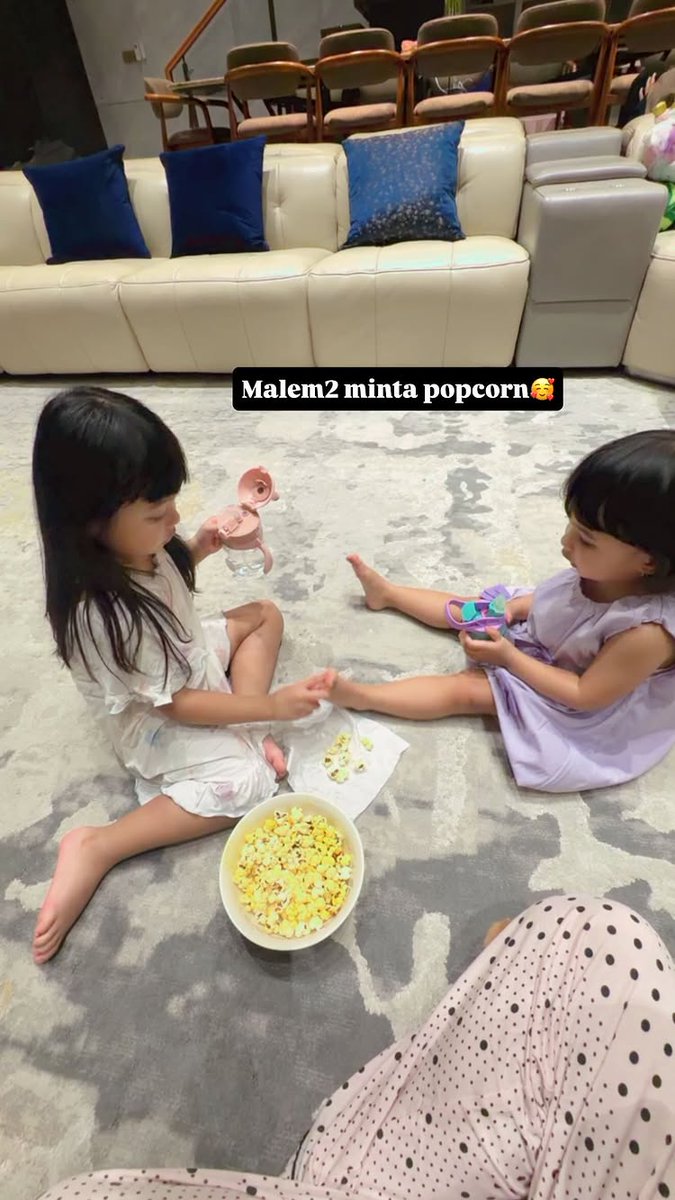 Ameena &amp; azura malam-malam minta popcorn #ameena #ameenahannanuratta #ameenaatta #ameenahanna #azura #azuraatta #azurahumairanuratta #azurahumaira