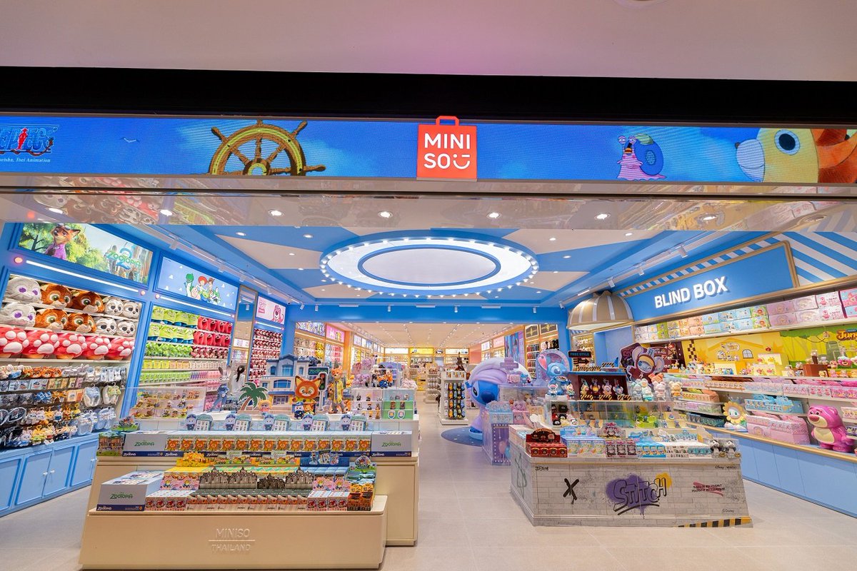 Theupclose's tweet image. ฟรีน สโรชา สุดตื่นเต้น! MINISO Flagship Store พลิกนนทบุรีเป็น &apos;อาณาจักรของสะสม&apos;

📍facebook.com/share/p/17VnMY…

#MinisoXFreenSarocha 
#srchafreen 

บรรยากาศแฟนคลับคึกคักตั้งแต่เปิดประตู
ปรากฏการณ์แห่งความสุขและจักรวาลของสะสมลิขสิทธิ์แท้ได้เปิดฉากขึ้นอย่างเป็นทางการแล้ว เมื่อ MINISO…