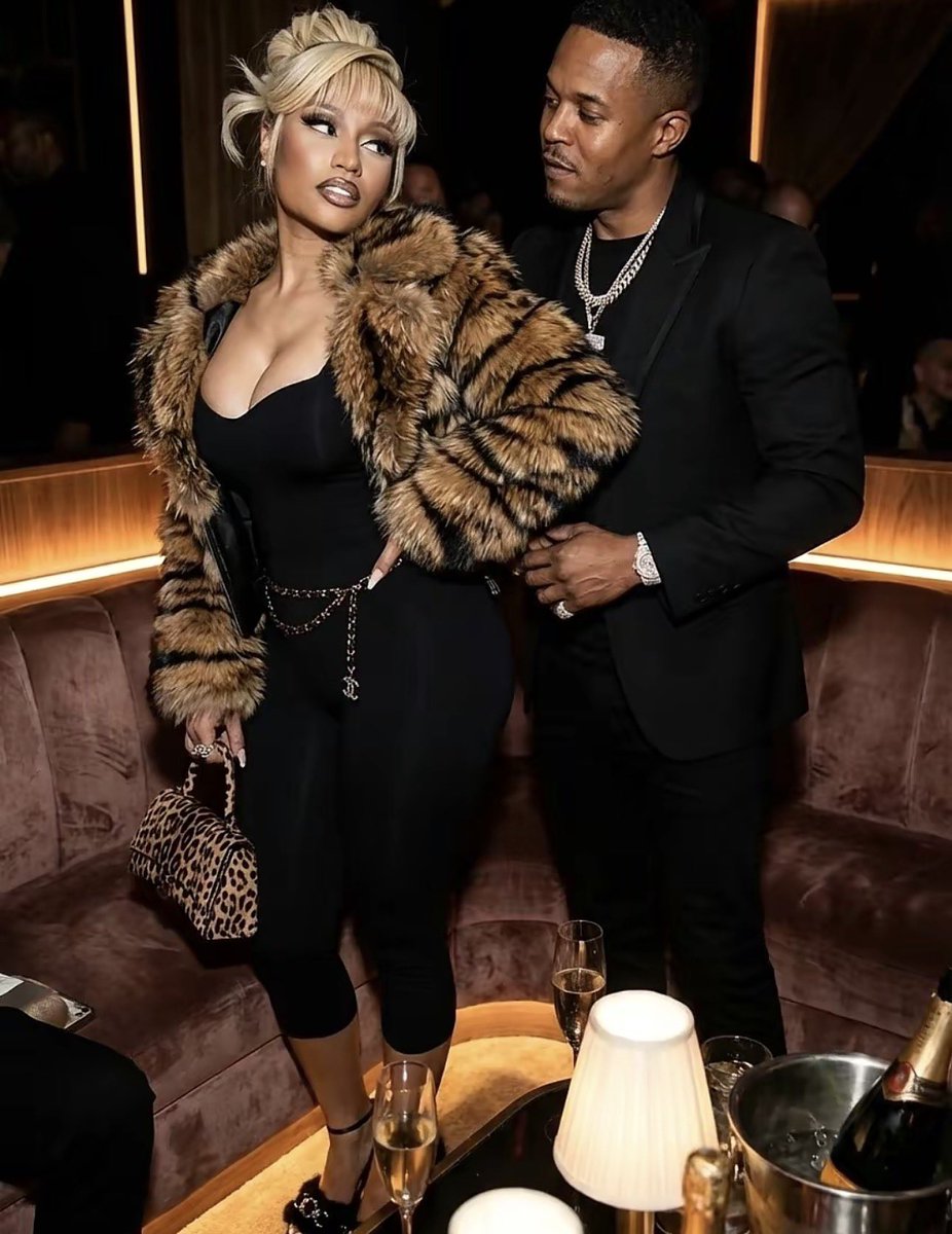 OnikaPoppin's tweet image. Yall starving so bad that you mastered this ai thing… 😭😭😭😭