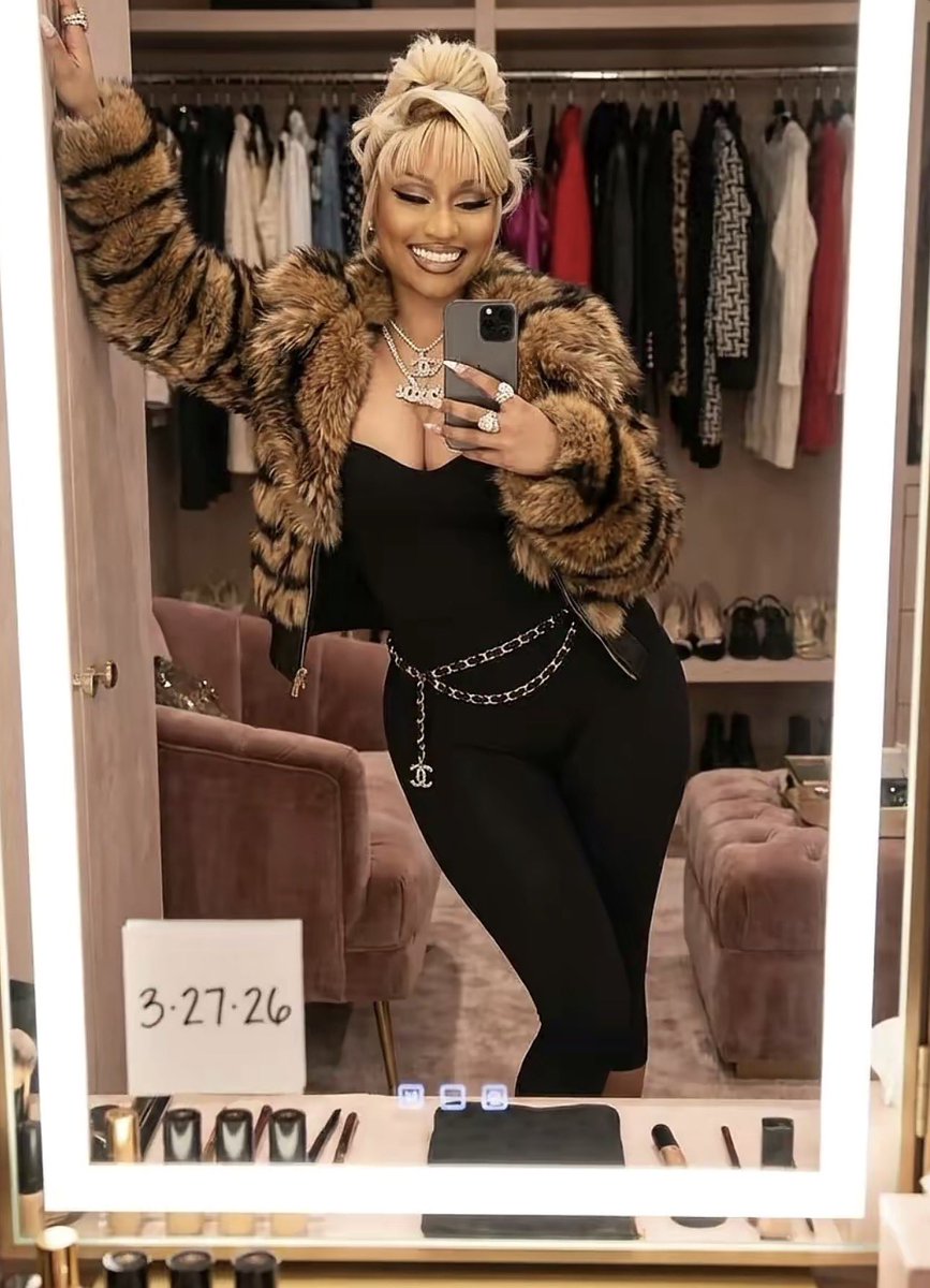 OnikaPoppin's tweet image. Yall starving so bad that you mastered this ai thing… 😭😭😭😭