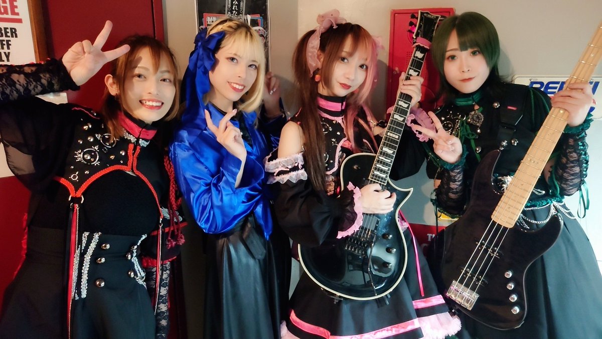 本日サポートで歌ってくれた Empress LeA ちゃんと📸❤️‍🔥
本当にありがとうございました✨

11/28 吉祥寺クレッシェンド
12/07 赤羽ReNY α
上記2公演も引き続き LeA ちゃんを迎えてお届けします！
改めてよろしくお願いいたします！