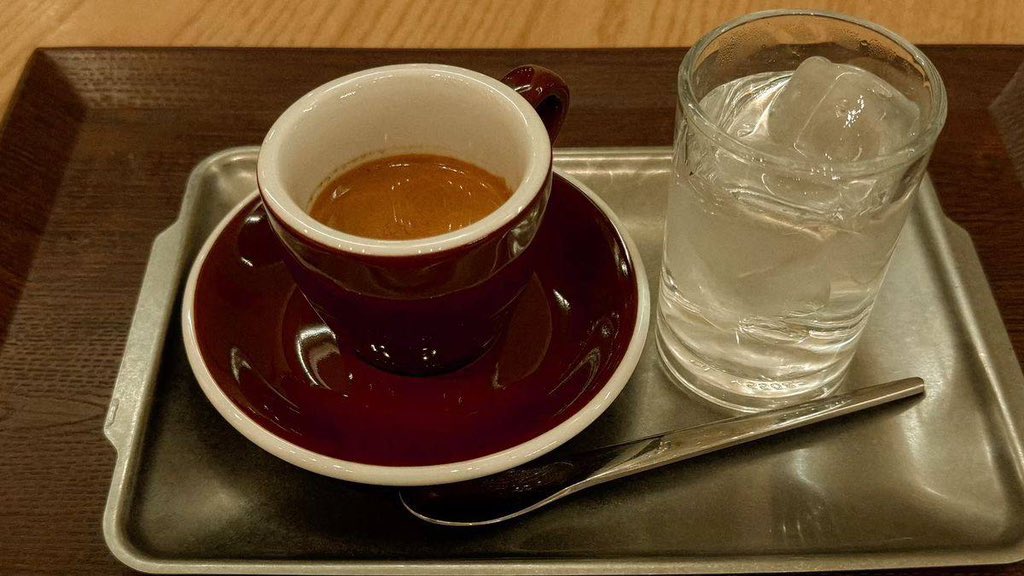 القهوة دائماً تلغي تفاصيل التعب صديقة الهدوء وحبيبة المزاج .. ☕️