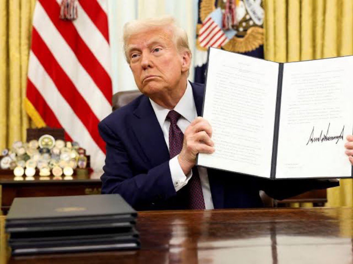 CryptoNewsHntrs's tweet image. 🚨 BREAKING 🚨
🇺🇸 PRESIDENT TRUMP TO SIGN AN EXECUTIVE ORDER FROM THE OVAL OFFICE TODAY AT 4PM! 🖊️

#BreakingNews #Trump #ExecutiveOrder #OvalOffice #LiveUpdate
