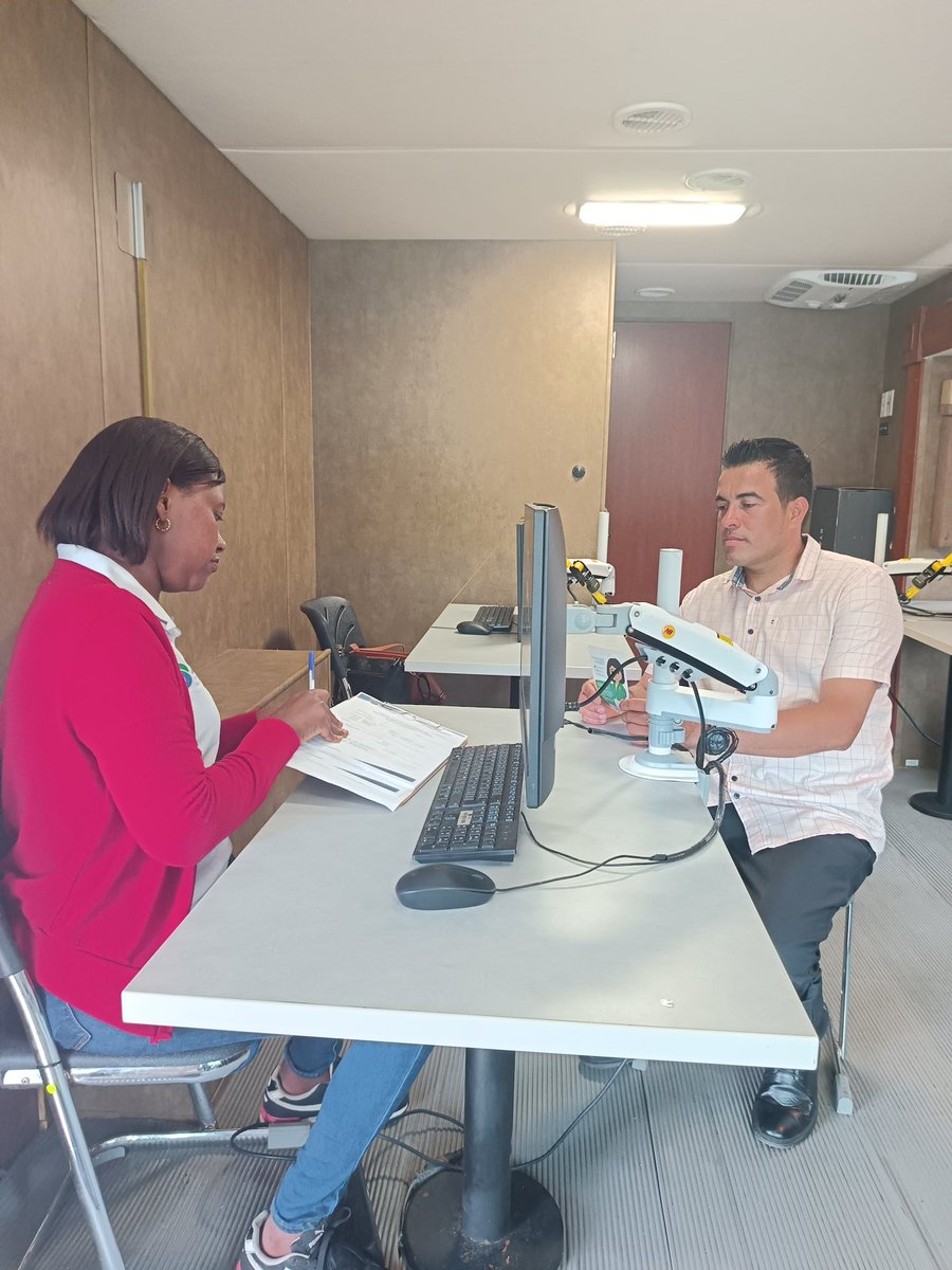Iniciamos la semana fortaleciendo nuestra presencia en la comunidad.
Este domingo, nuestra #ASEPMóvil estuvo en Vista Alegre, Arraiján, orientando a los usuarios sobre sus derechos y aclarando dudas en temas de agua, electricidad y telecomunicaciones.

Seguiremos en Plaza Paseo