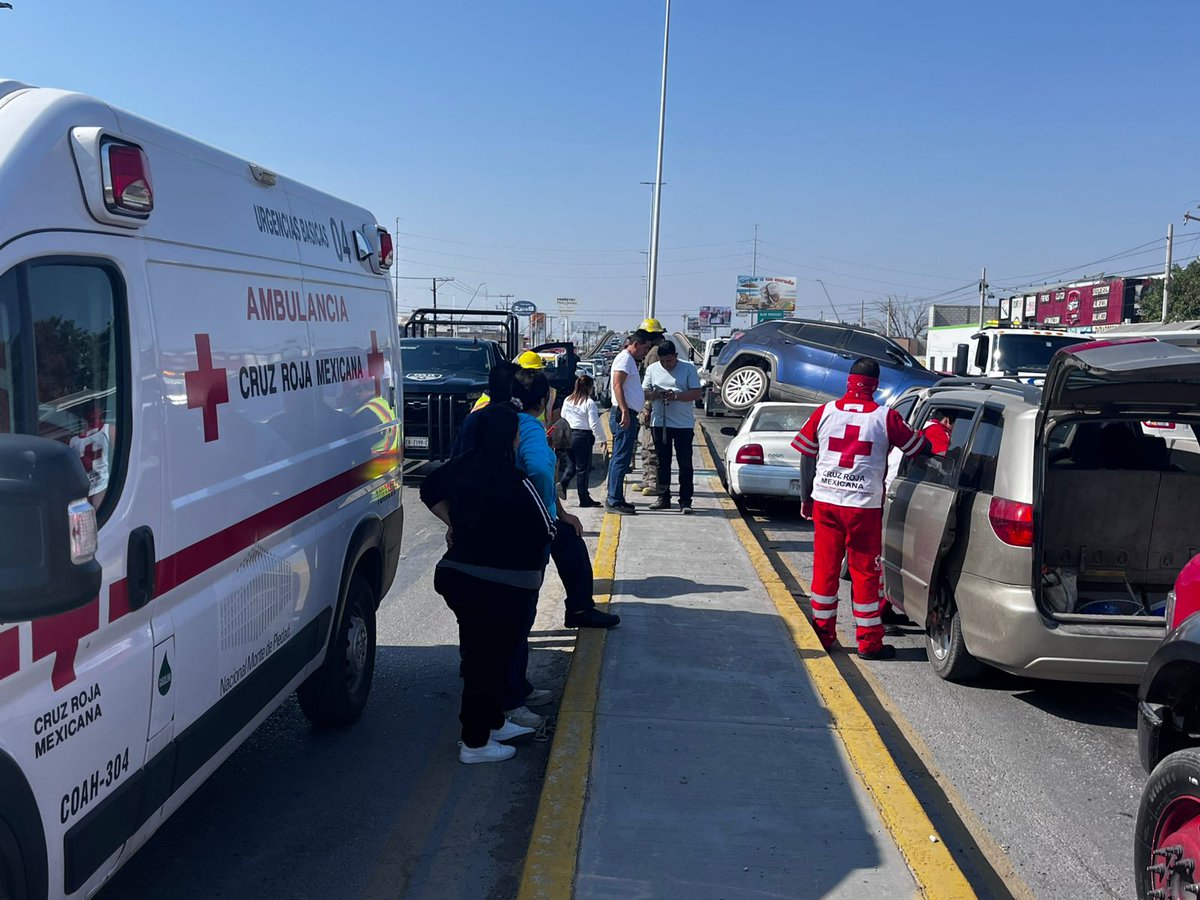 Nuestras ambulancias y paramédicos están al servicio de la comunidad las 24 horas los 365 días del año. Somos los primeros respondientes en la comarca Lagunera en emergencias y accidentes viales. 
📷:  Atención a accidente vial realizada por nuestros T.U.M.
#AyudarNosMueve