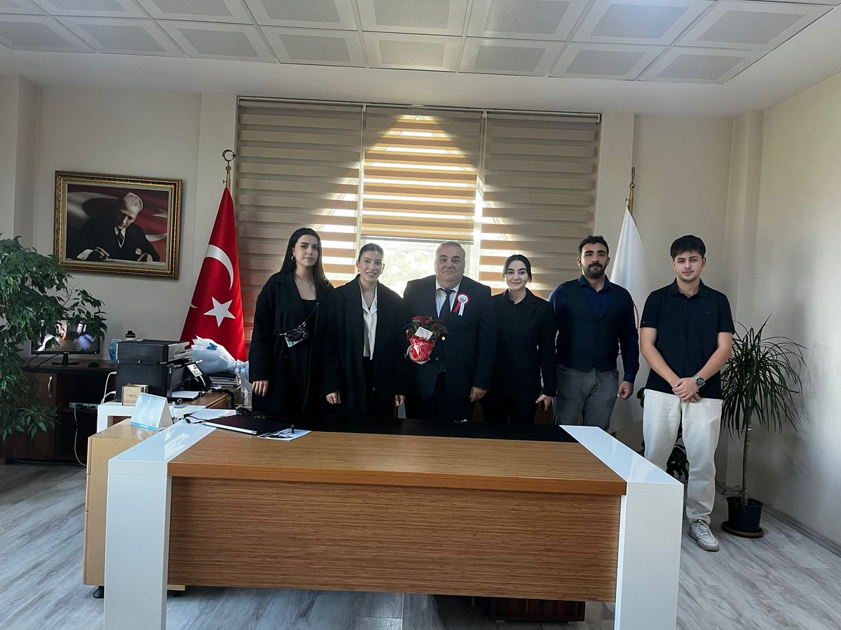 Kozlu AK Gençlik olarak Öğretmenler Günü vesilesiyle İlçe Milli Eğitim Müdürümüz Sayın İsmail Aksoy’u ziyaret ettik ve öğretmenlerimize olan saygı ve teşekkürlerimizi ilettik.