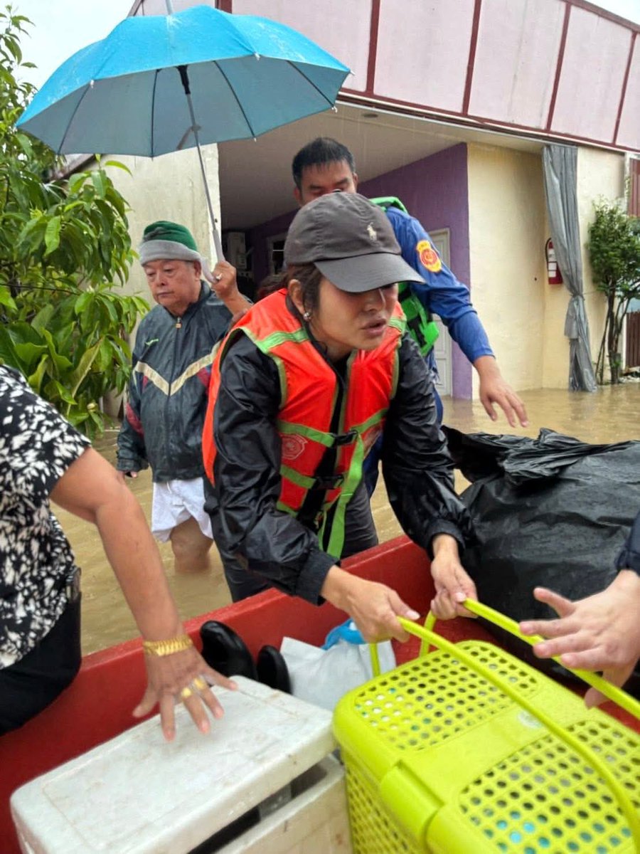 สส.พรรคประชาชน "ลิซ่า ภคมน หนุนอนันต์" 

"เสร็จภารกิจส่งพี่น้องแยกบิ๊กซีแล้ว ขอเล่าและเสนอต่อรัฐบาลค่ะ 
วันนี้ลิซ่าและทีมอาสาสมัครมูลนิธิเต็กก่า จากจังหวัดนครศรีธรรมราช อยู่ในพื้นที่หาดใหญ่  สถานการณ์อุทกภัยครั้งนี้หนักมากๆ หาดใหญ่วิกฤติมากค่ะ
