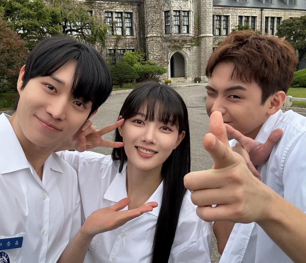 Youjunmg's tweet photo. …Little Boss with Her Boys? https://t.co/HOCajRxSer
