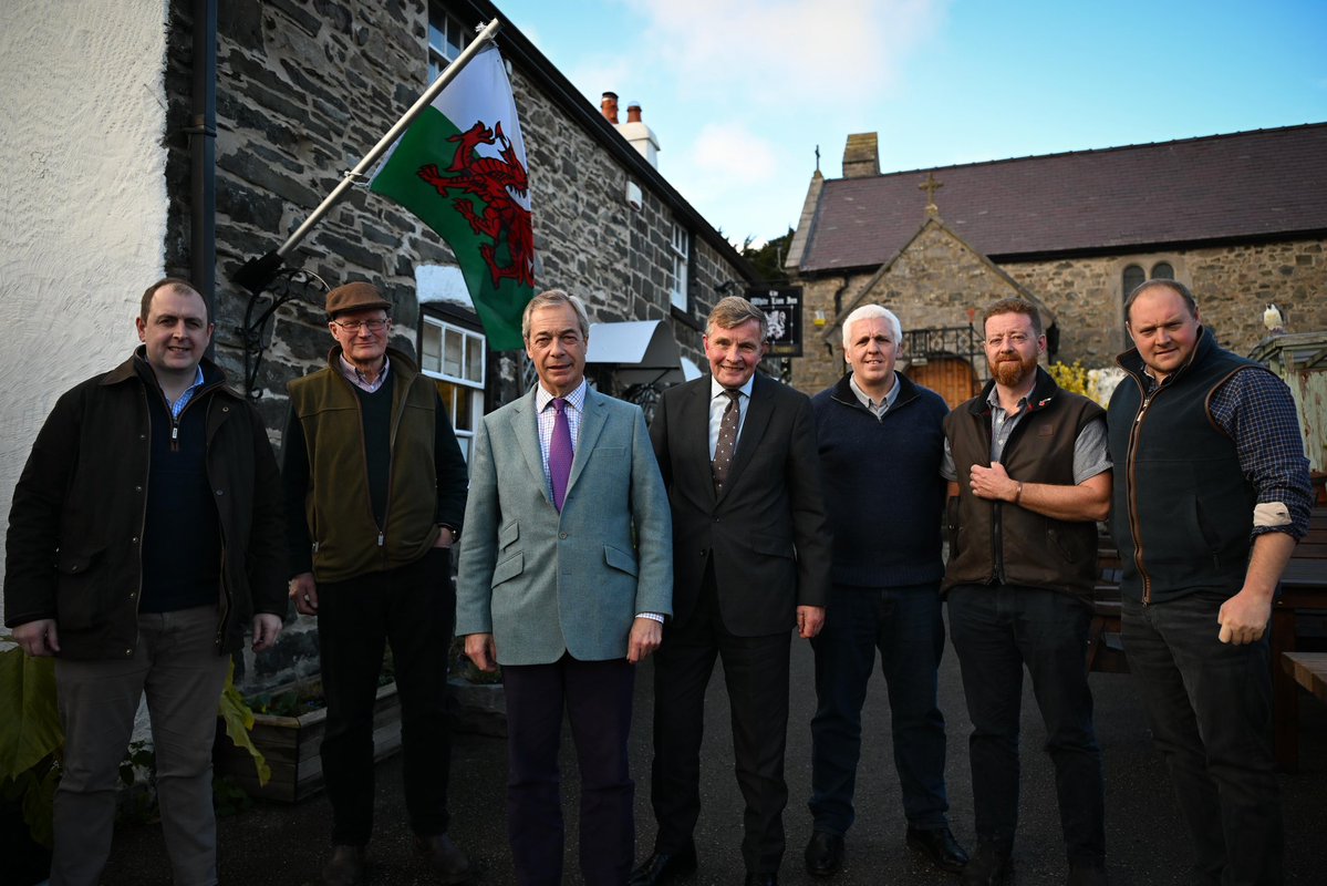 Nigel_Farage's tweet image. Just arrived in North Wales to meet local farmers. 

I will speak LIVE from a Reform UK rally in Llandudno tonight. 

You can watch it live on X.