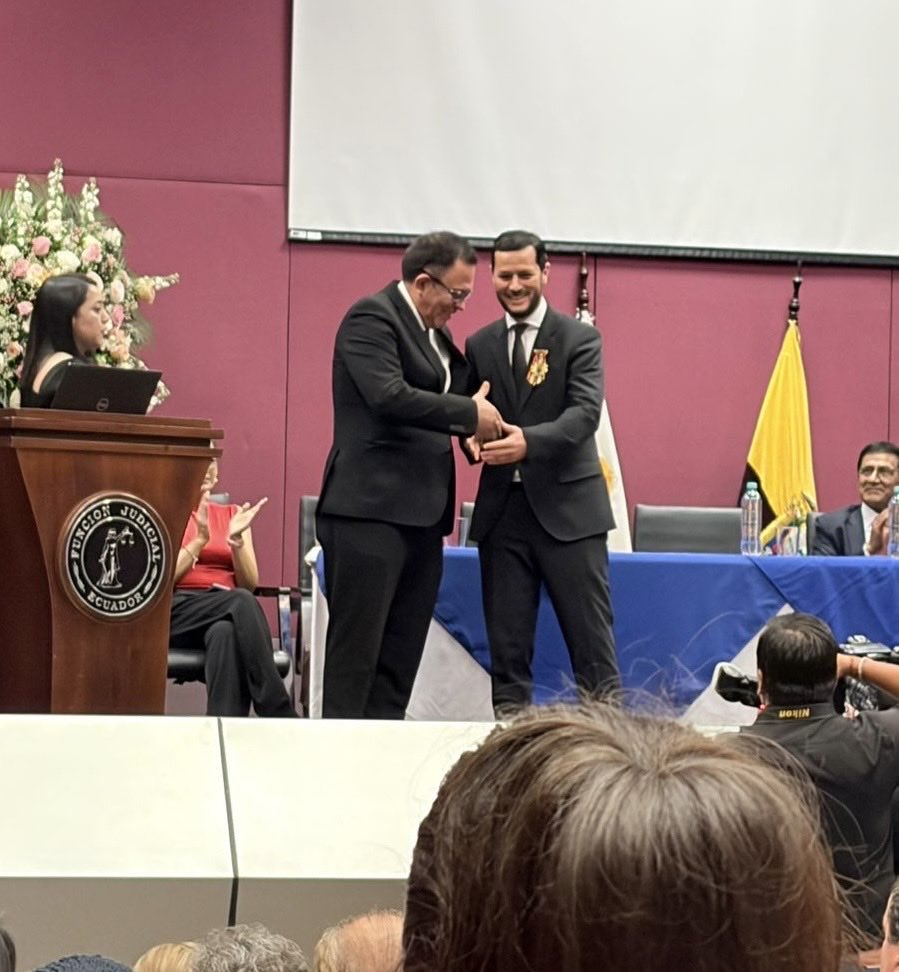 La Corte Provincial de Justicia de Loja reconoció a juristas lojanos destacados, altas autoridades de justicia del país. Me honraron incluyéndome en ese listado, siendo el más joven y el único en libre ejercicio profesional.

Estos gestos me comprometen más con la sociedad.