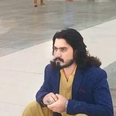 najamwalikhan's tweet image. اپنے بچوں کو یتیم کرتے ہوئے دوسروں کے بچوں کو یتیم ہونے سے بچانا، اس سے بڑی کوئی بہادری ہے؟ اس سے بڑی کوئی نیکی ہے؟ اس سے بڑی کوئی حب الوطنی ہے؟

یہ ٹانک سے تعلق رکھنے والا ایف سی کا بہادر جوان الطاف محسود ہے جس نے خود کش بمبار کو گیٹ پر روک ایک بڑی دہشتگردی ناکام بنا دی۔

جو تجھ…