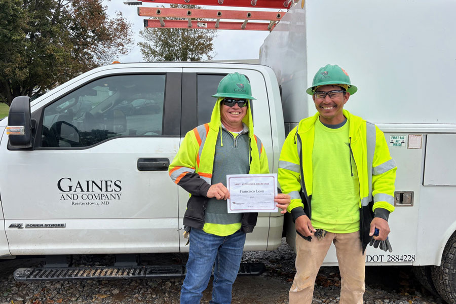 Gaines_and_Co's tweet image. Francisco Leon receives Maryland’s Q3 #SafetyExcellence Achievement Award from Foreman Daniel Martinez for consistently reinforcing safety throughout his crew.
#Operator #HeavyEquipment #SiteDevelopment

ow.ly/iBh450XwAVe