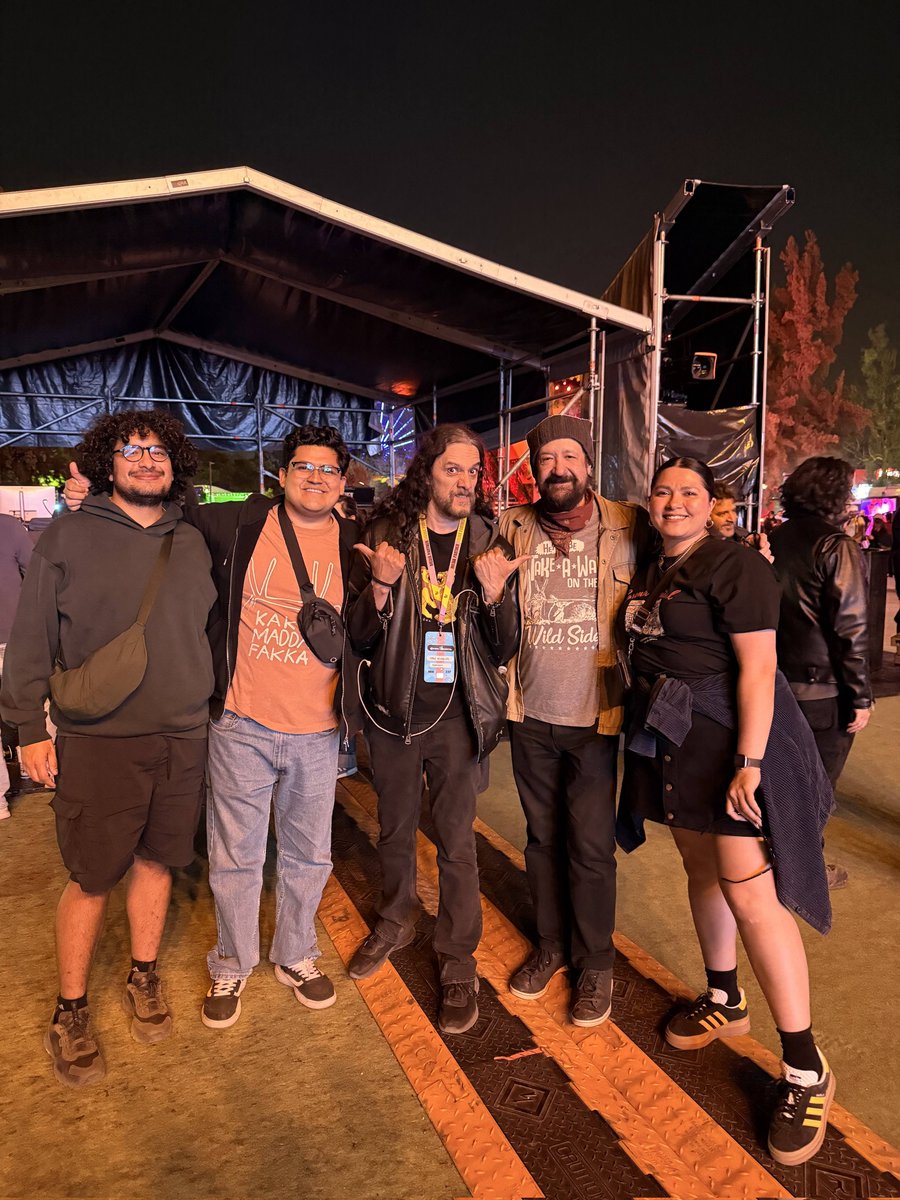 ernestoMDFK's tweet image. @ruleiro @eltalcha después de una semana de andar paseando sin parar acá en el norte global, hoy ya regresamos a GDL y, en efecto, #PoderosoMiCansancio

acá nuestra foto con la pandilla de @convoynetwork después de ver a Nilüfer Yanya que no había tenido chance de compartir: