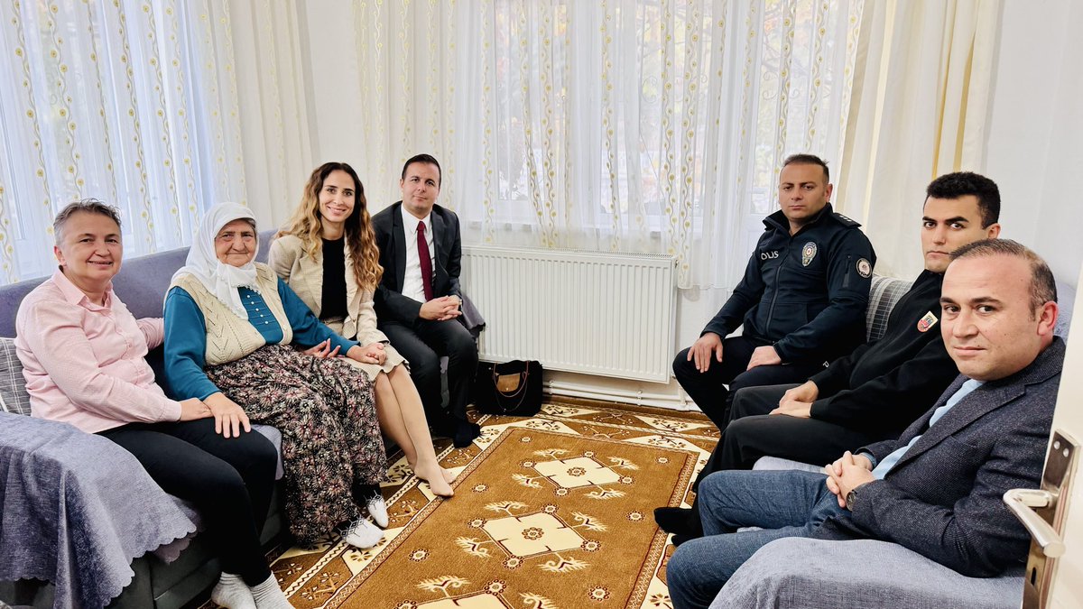 İlçe Kaymakamımız Sayın Metin EYYÜPKOCA, eşi Hanımefendi Sayın Zuhal EYYÜPKOCA ve beraberindeki kurum amirleriyle birlikte, ilçemizin aziz şehitlerinden şehit öğretmen Bayram YEŞİL’in kıymetli annesi Ayşe YEŞİL’i 24 Kasım Öğretmenler Günü dolayısıyla hanelerinde ziyaret etti.