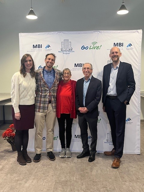 Mass_Tech's tweet image. A stronger connection starts at home.

MBI partnered with @POAHCommunities  &amp;amp; Aervivo to mark the retrofit of Gardner Terrace Apartments through the Residential Retrofit Program, expanding reliable internet access for residents in MA.

#InternetForAll