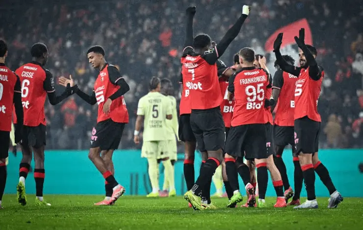 ROUGEmemoire's tweet image. 🔴⚫️ Pour la 5e fois depuis 1994, le Stade Rennais a enchaîné 2 matchs de championnat à domicile avec au moins 4 buts marqués. #SRFCASM

2025 📍  Strasbourg 4-1, Monaco 4-1
2023 ➡️ Angers 4-2, Troyes 4-2
2010 ➡️ Grenoble 4-0, Bordeaux 4-2
1999 ➡️ Sedan 5-0, Saint-Étienne 4-1
1994…