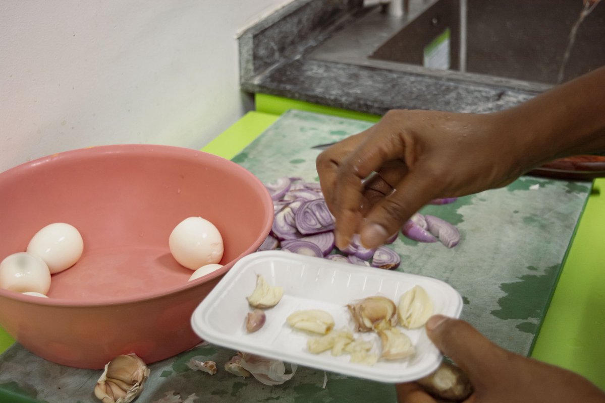 chefsacademyng's tweet image. It’s a new week and we’re kicking it off by turning fresh ingredients into pure kitchen magic. From herbs to spices to the tiniest prep work, everything on this table is the start of something delicious.