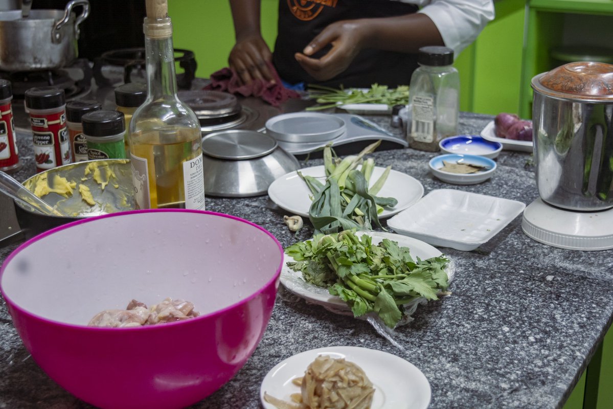 chefsacademyng's tweet image. It’s a new week and we’re kicking it off by turning fresh ingredients into pure kitchen magic. From herbs to spices to the tiniest prep work, everything on this table is the start of something delicious.