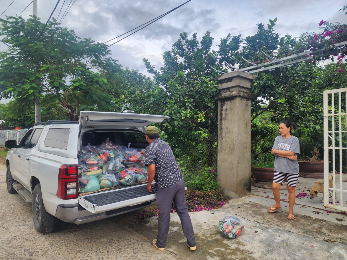 Mấy nay chở hàng cho xã về hỗ trợ bà con còn bị cách ly, Nam có gặp anh chủ tịch Mặt Trận, ảnh nhờ phụ ảnh kêu gọi trên mạng vì hiện nước rút rồi nhưng đồ đạc, nhu yếu phẩm không có, hiện ở xã rất thiếu, nhiều nhà phải nhịn đói 2 ngày mới có cơm