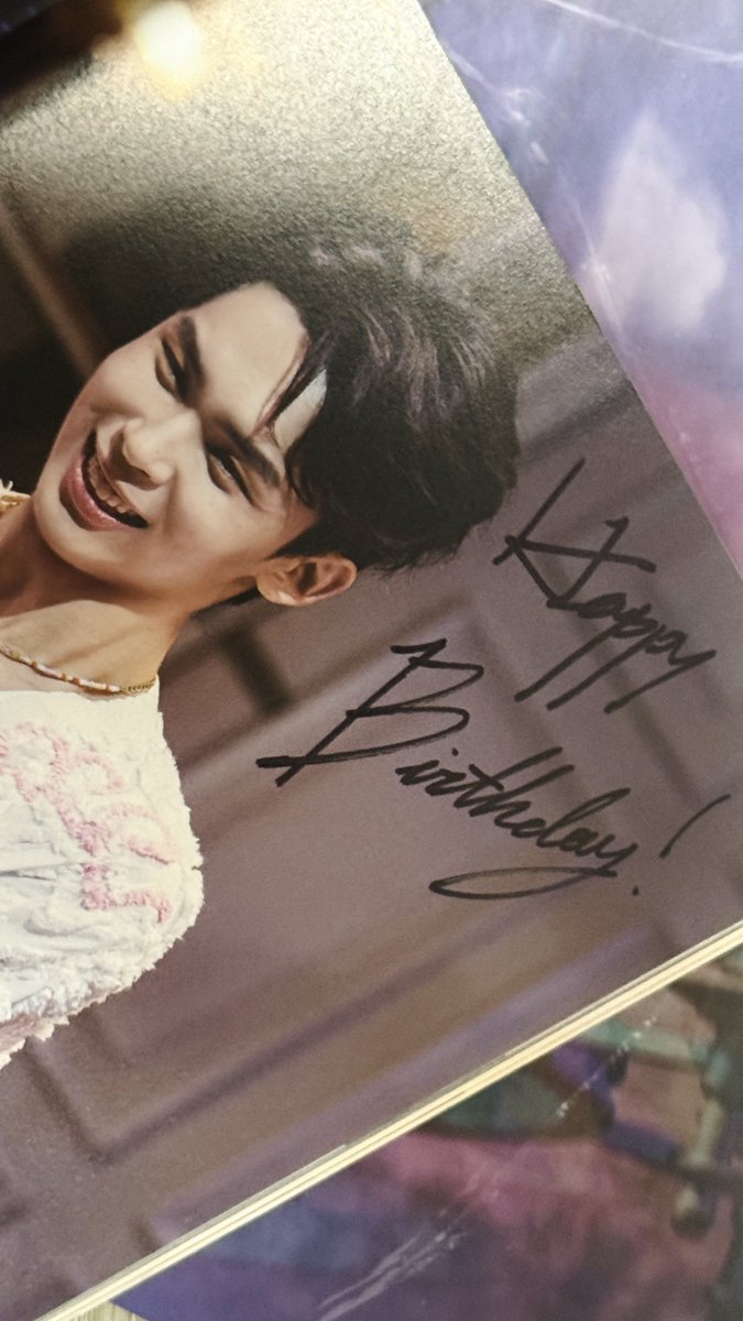 미누한테 에머리에게 마지막으로 해주고 싶은 말 있냐구 물어봤는데
에머리는 제가 뭔 얘기 안 해줘도 되게 잘 살 것 같은 애라면서 그냥 이 밴드 친구들 모두에게 해주고 싶은 말이라구 적어줌..

𝒉𝒂𝒑𝒑𝒚 𝒃𝒊𝒓𝒕𝒉𝒅𝒂𝒚 .ᐟ

태어난 날을 기념한다는 게 어떻게보면 되게 이상한 의식인데 이