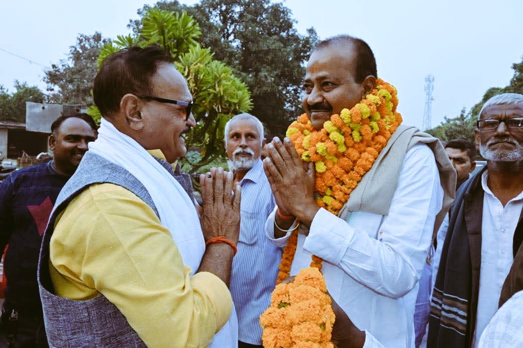 Binodsasa's tweet photo. बरबीघा विधानसभा के विधायक आदरणीय डॉक्टर पुष्पंजय जी को माऊर के ग्रामीणों की ओर से आपकी स्नेहमयी शुभकामनाएं हेतु हृदय से धन्यवाद एवं आभार।
#dr.puspanjay
#lalansinghjdu 
#drashokchaudhary https://t.co/iuYJem5yTH