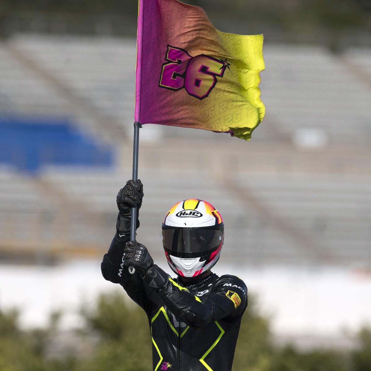 Swinxy's tweet photo. La mejor imagen de ayer en el JuniorGP: Xavi Artigas celebrando su primer podio en el Europeo de Moto2 con la bandera de su amigo Pau Alsina 💜