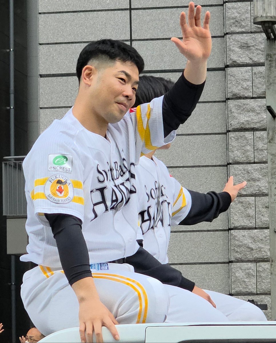 FDnUYJvI4s26517's tweet image. 2025/11/24 福岡ソフトバンクホークス
優勝祝賀パレード

近ちゃん､ヒカル､イサミちゃん
#近藤健介
#川瀬晃
#野村勇
#全員が日本一のPS #sbhawks