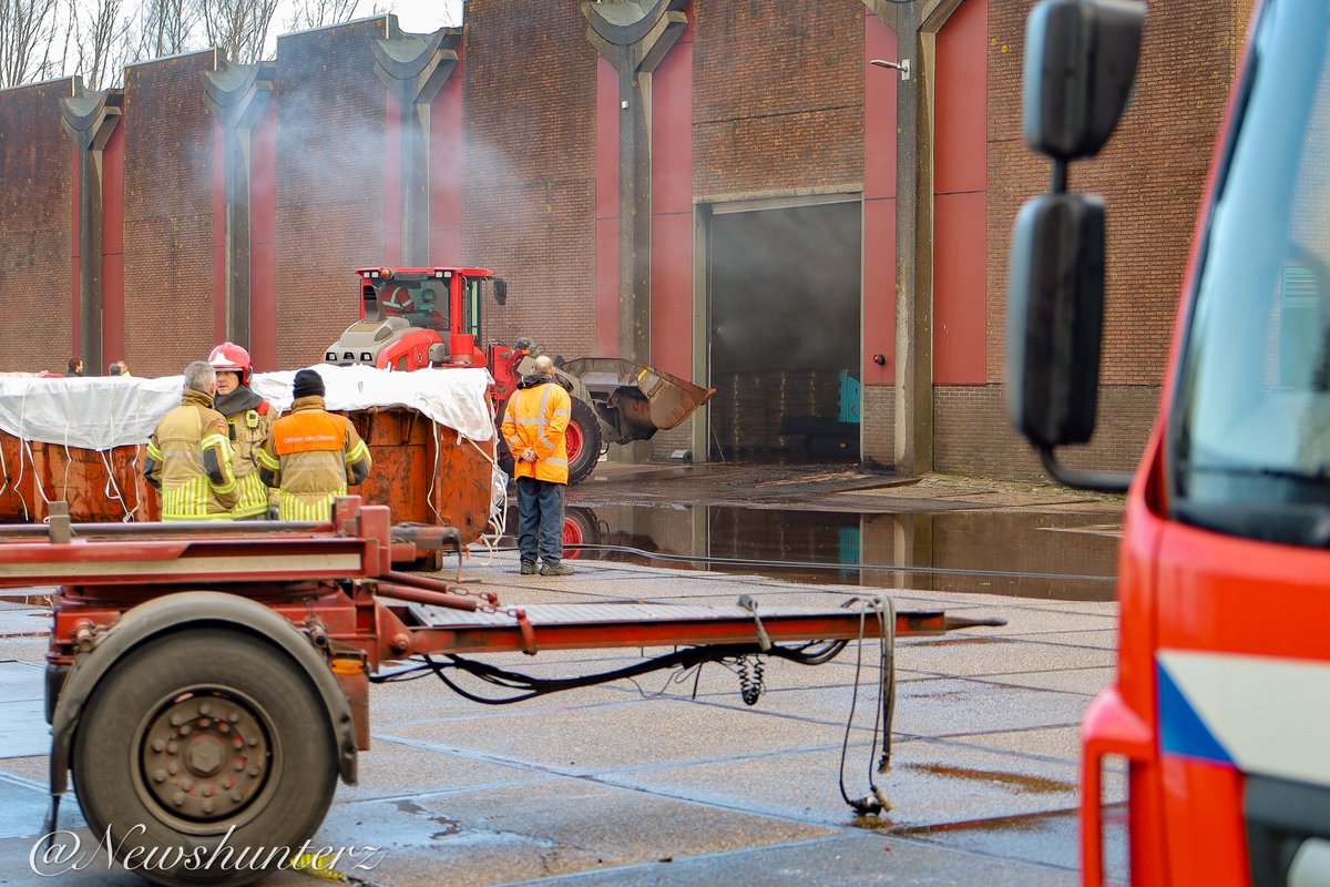 Grote brand in loods met zakken cacao bij bedrijf in Zaandam