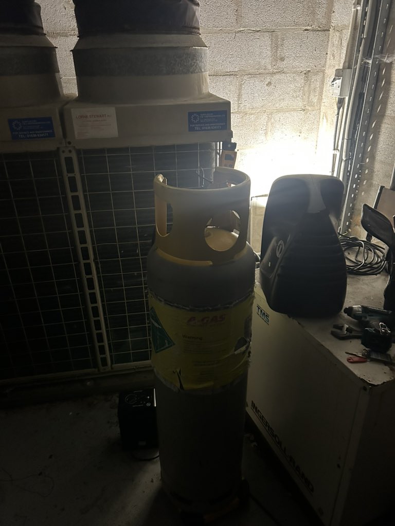 Reclaiming the refrigerant from this today. R22 🤫