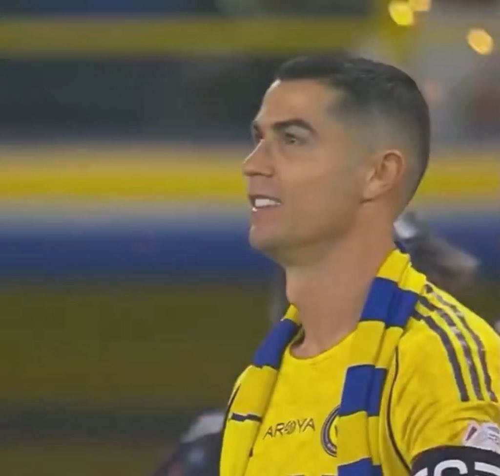 btls_1's tweet image. شايف الفرق ياهلالي؟ 
لاعبك يدوس الشعار ولاعبي يرفع الشعار💛