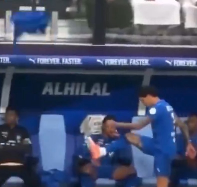 btls_1's tweet image. شايف الفرق ياهلالي؟ 
لاعبك يدوس الشعار ولاعبي يرفع الشعار💛