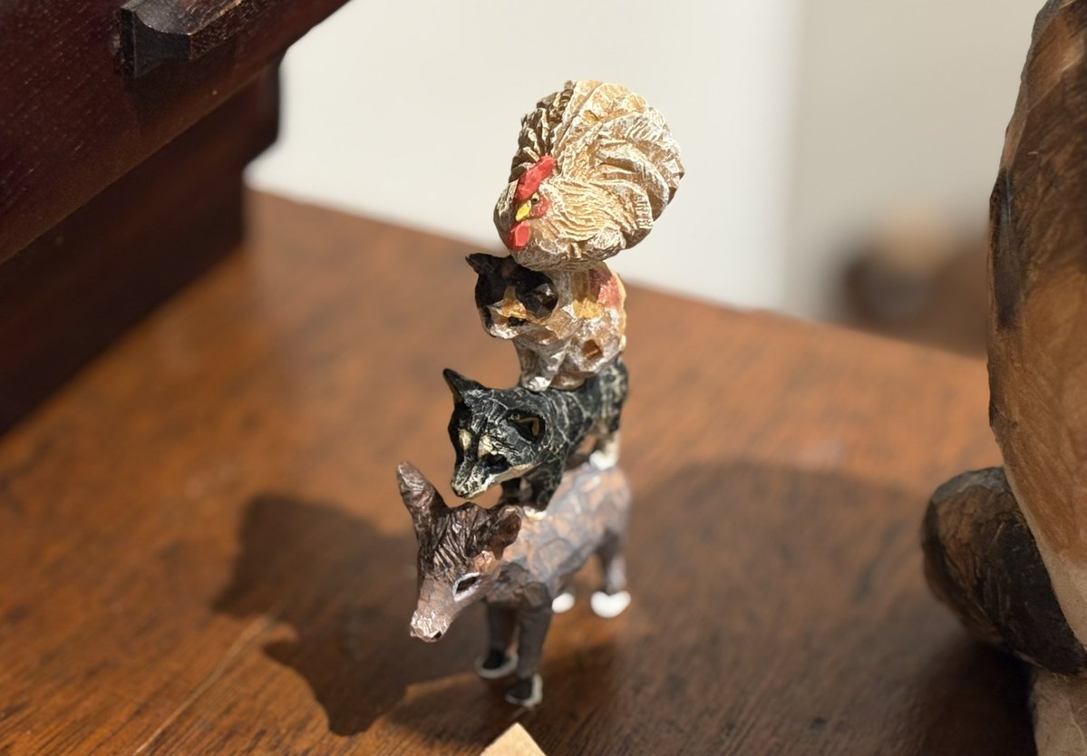 美術館の所蔵品であるパプアニューギニアの民族美術品とのコラボも