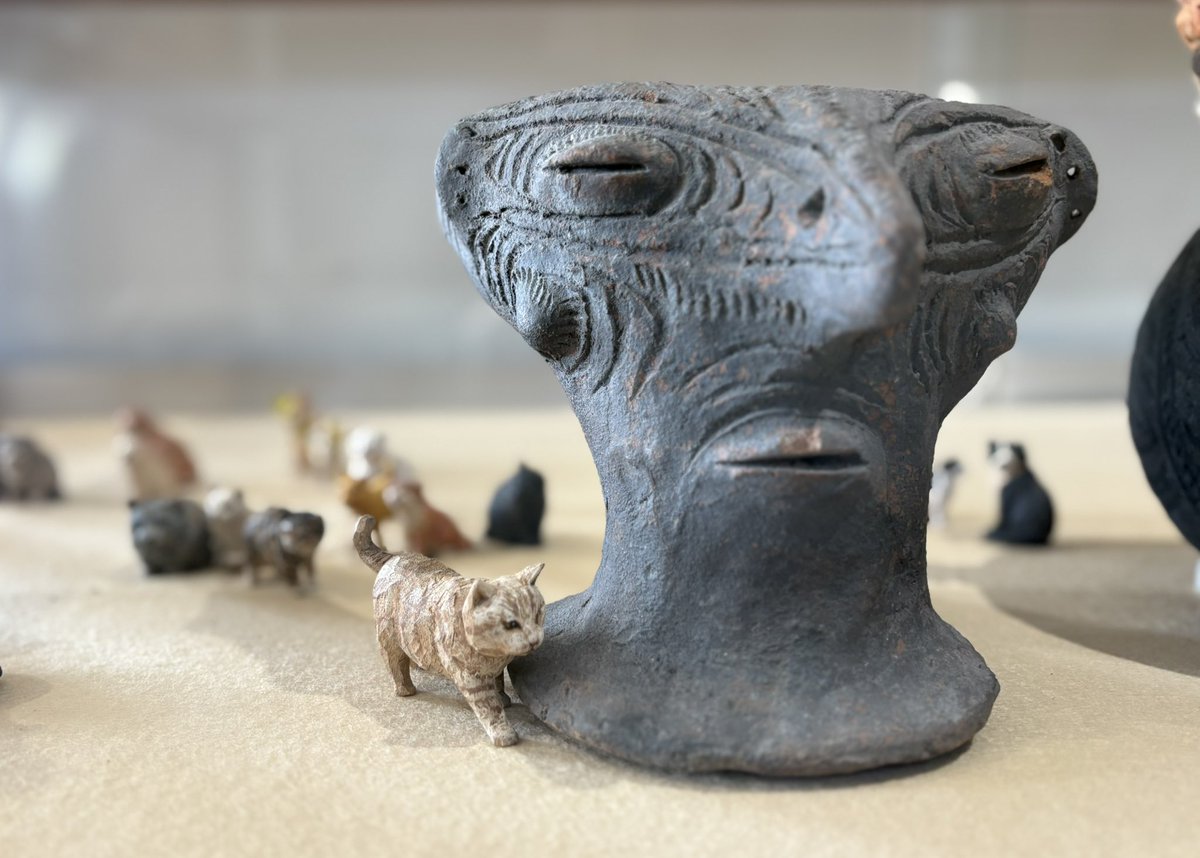 美術館の所蔵品であるパプアニューギニアの民族美術品とのコラボも