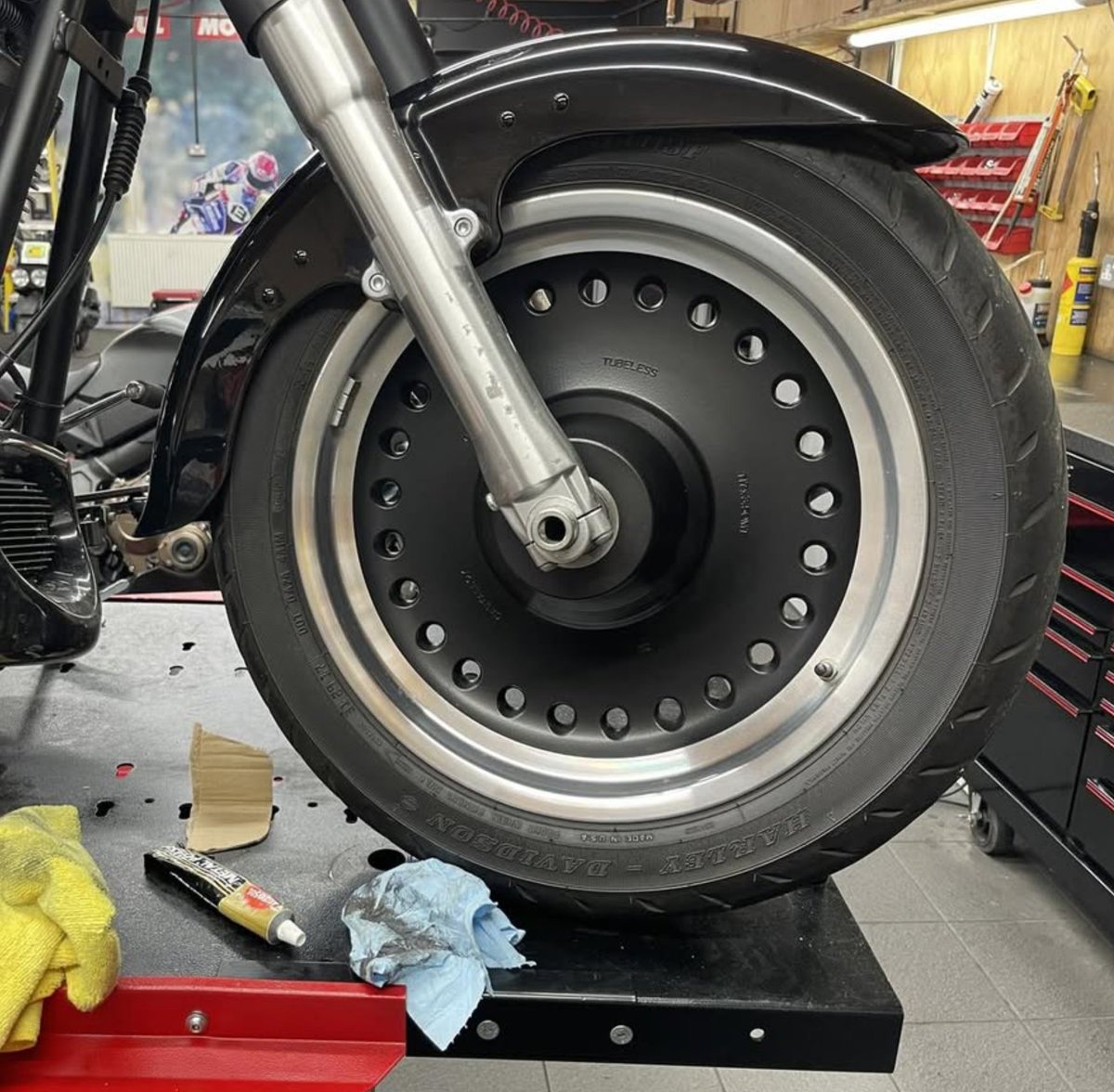 I fuckin hate doing the deep clean 🧽 😭

But don't mind me, I am just polishing my rim......

#diaryofamotorcyclemechanic