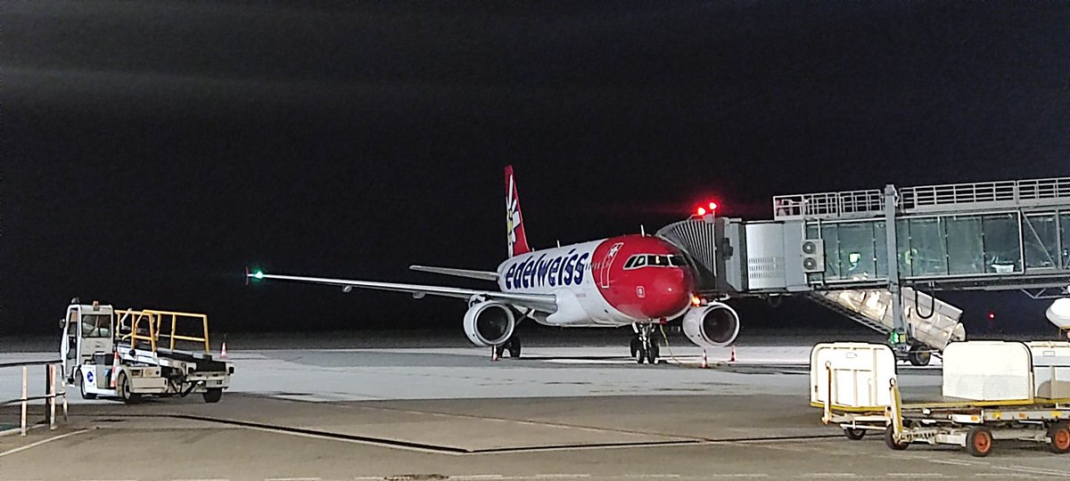 📊 el #aeropuerto de Santiago - Rosalía de Castro registró entre el 1 de enero y el 31 de octubre un descenso histórico del 24,5% en el número de pasajeros internacionales hasta situarse en 530.232 usuarios ✈️

#Galicia #turismo #SCQ #Aena