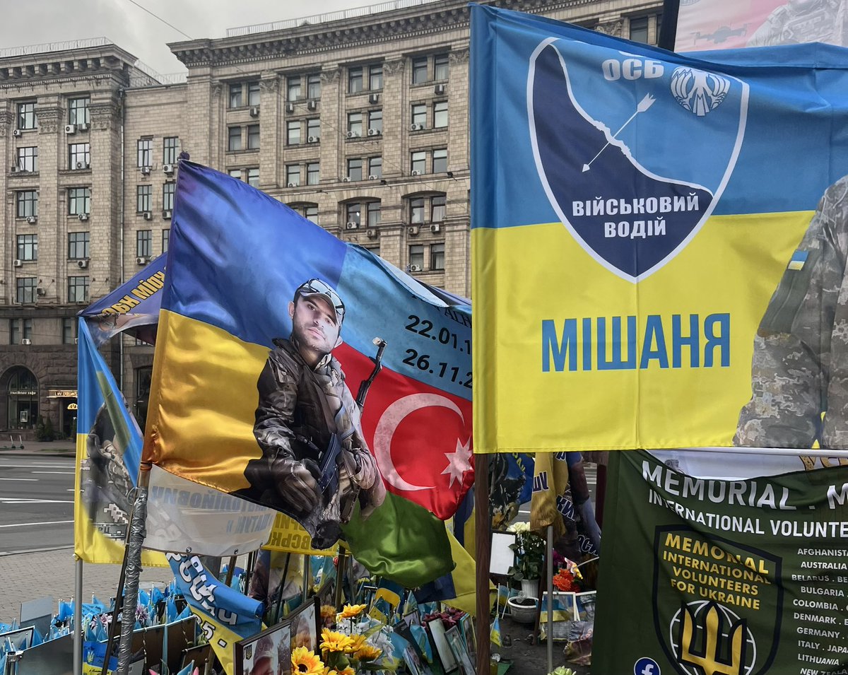 Parkın içindeki şehir Kyiv vatanı uğruna şehadete eren her kahraman için bir bayrağa ev sahipliği yapıyor, Ukrayna vatandaşı olan Türk soylularda gözünü kırpmadan Vatan toprakları için şehit oluyor. Mekanları Cennet ruhları şad olsun 🤲🇹🇷🤝🇺🇦🤝🇦🇿🤲