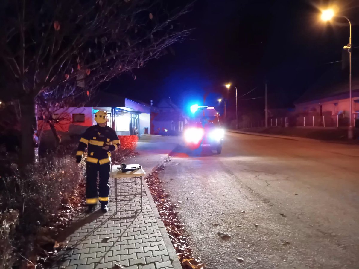 ioo_lb's tweet photo. Naši odborníci po tomto rozsáhlém požáru monitorovali ekologickou situaci .
Sledovali ovzduší v okolních obcích a provedli odběry vzorků odpadních vod pro analýzu.
Pomáháme @hasici_cr v rychlém a odborném posouzení rizik a ochraně zdraví obyvatel v postižených oblastech 🧪⚗️👨‍🔬🚒. https://t.co/eyQdzW8spF